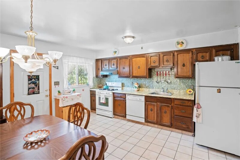 Building Photo - 3437 Parkview Ave