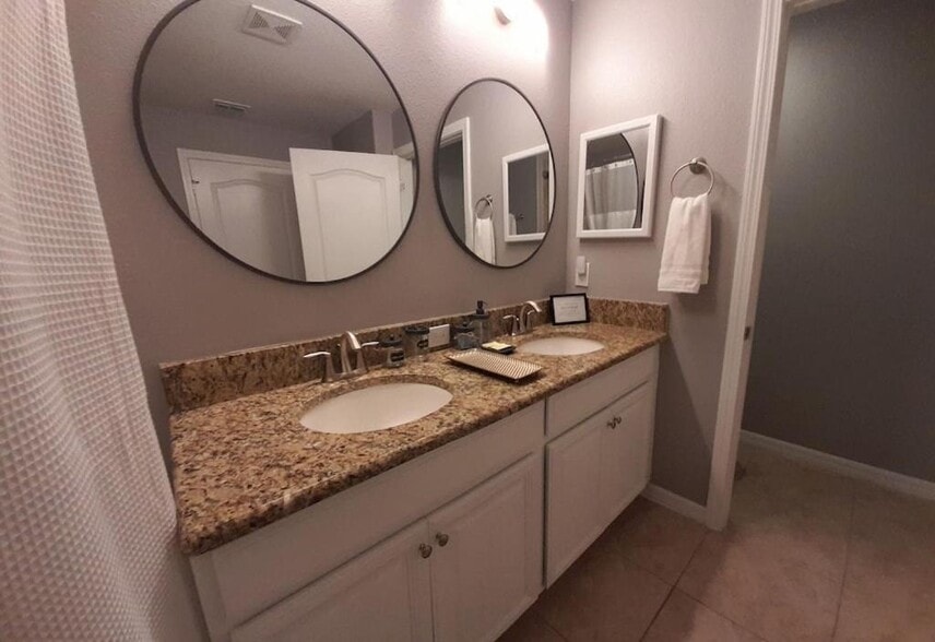 Primary Ensuite Bathroom - 8966 Sugar Palm Rd
