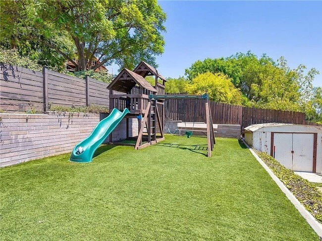 Building Photo - Gorgeous 3 bd 2 ba + Den Single Family hom...