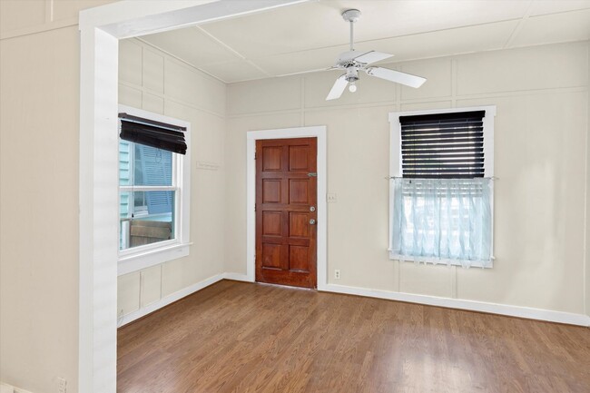 Building Photo - 1 Bedroom 1 Bathroom partially Furnsihed Home available for a 1 year Lease!