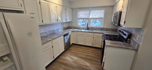 Building Photo - Great clean one level condo convenient to ...