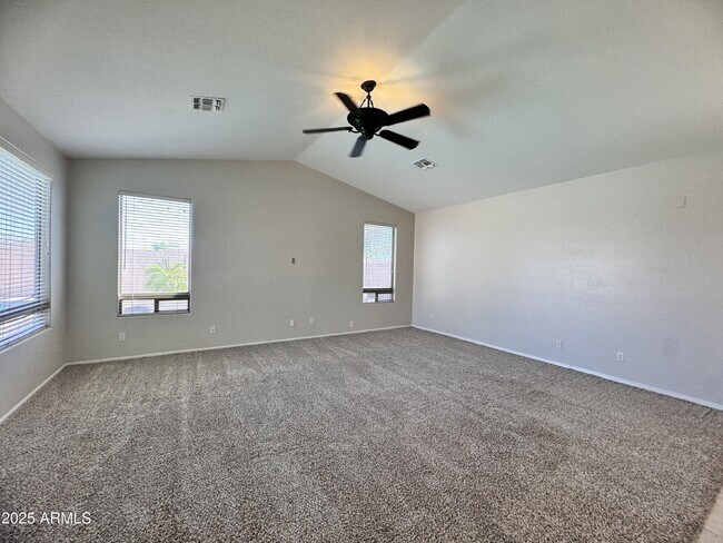 Building Photo - 673 S Peppertree Dr