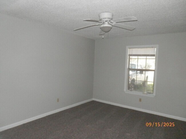 Building Photo - 631 Windhaven Dr
