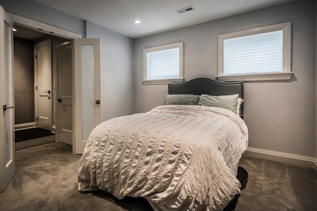 Building Photo - 118 W Starr Ave