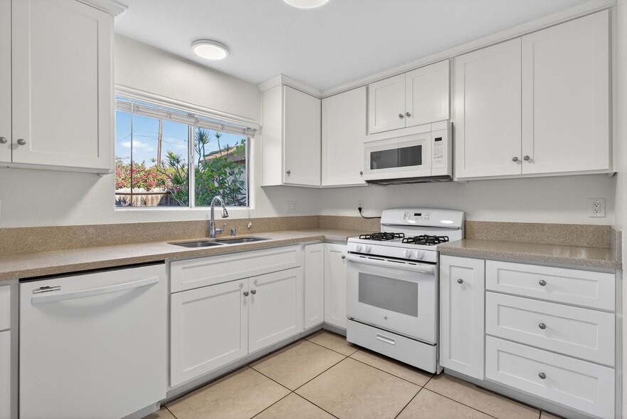 Building Photo - 2884 La Salle Ave