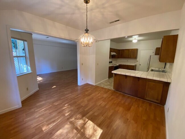 Building Photo - 15 Glen Lake Dr