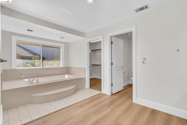 Building Photo - 5650 Edgeview Dr