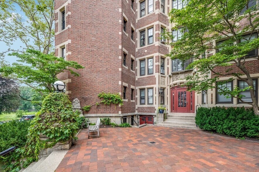 Building Photo - 993 Memorial Dr