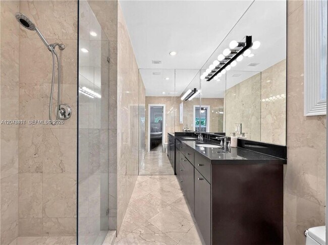 Building Photo - 4943 Riviera Dr