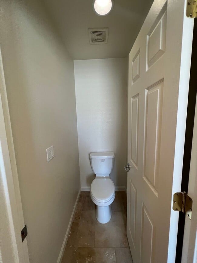 Building Photo - Spacious 4 bedroom 2.5 Bathroom Gold River...