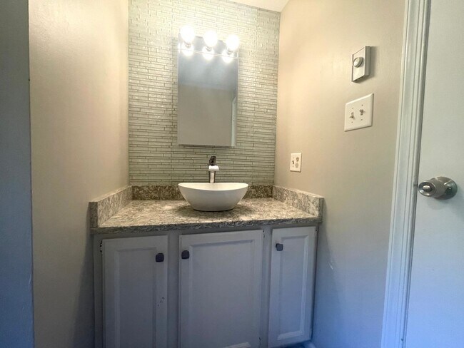 Building Photo - Updated 2 Bedroom  Townhouse