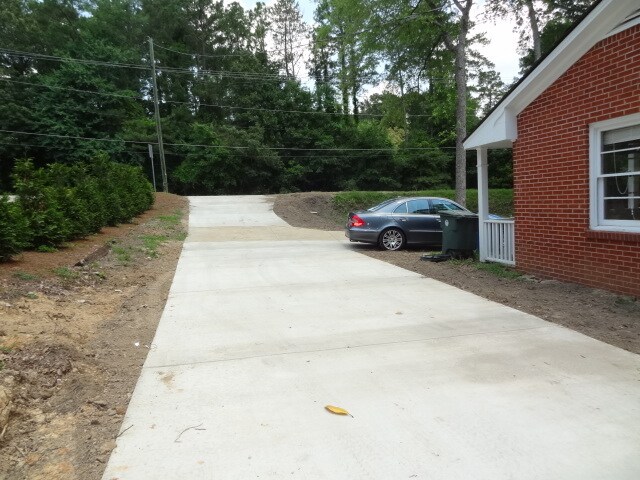 Building Photo - Renovated Kitchen, 3 BR / 3 BH home in Terry Sanford Area!