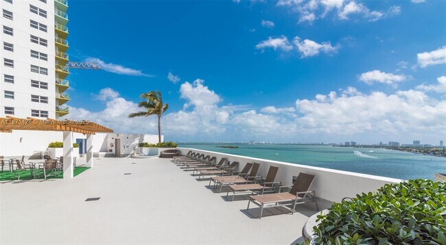 Building Photo - 1750 N Bayshore Dr