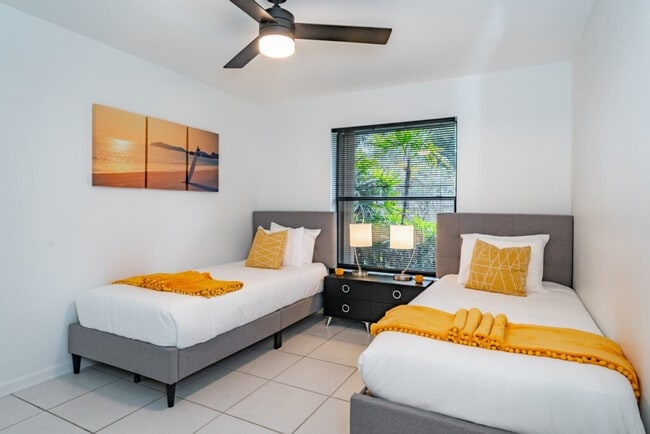 Building Photo - 830 SW 14th Ct