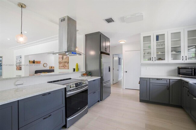 Building Photo - 890 NE 90th St