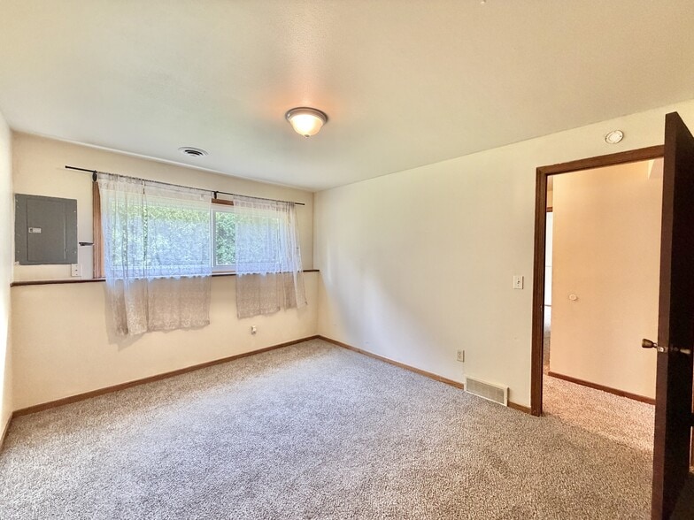Building Photo - 2658 Chesapeake Dr