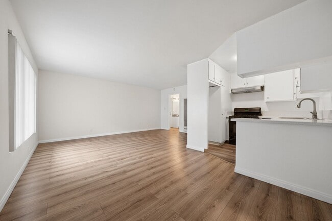 Building Photo - 2 bed 1 Bath Available Now