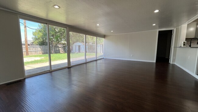 Building Photo - 2153 Huntleigh Dr