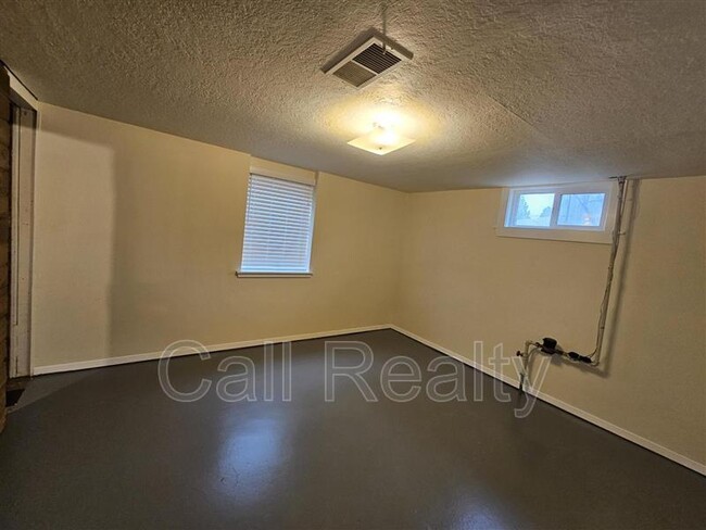 Building Photo - 4723 N Cedar St