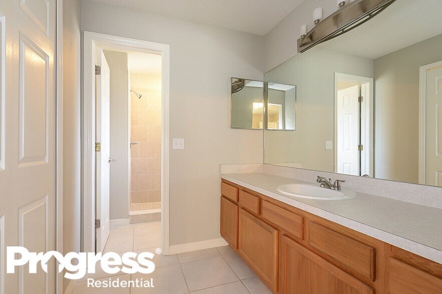 Building Photo - 925 Clearcreek Dr