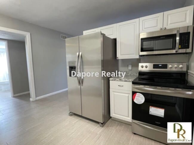 Building Photo - FULLY REMODELED 3 Bedroom, 1.5 Bath, Garag...