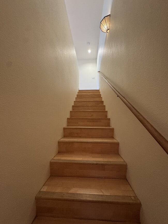 Building Photo - 1021 Koko Head Ave