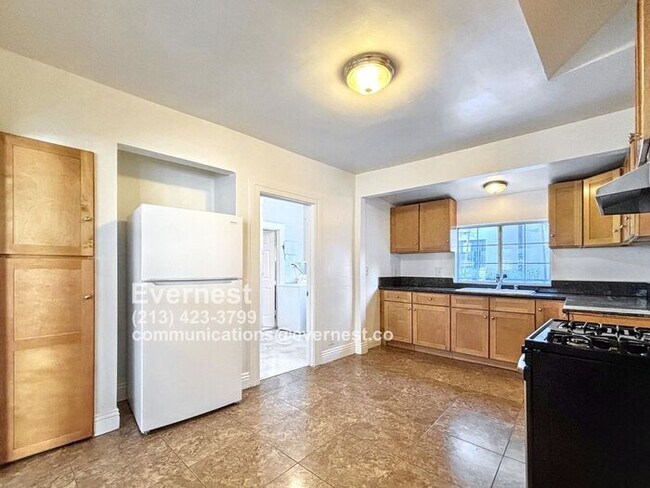 Building Photo - Charming 2-Bedroom Home with Garage and Ba...