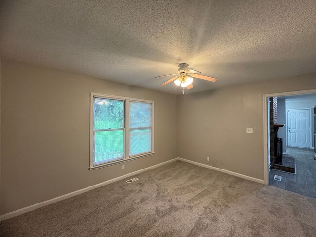 Building Photo - Single Family Home in Clarksville