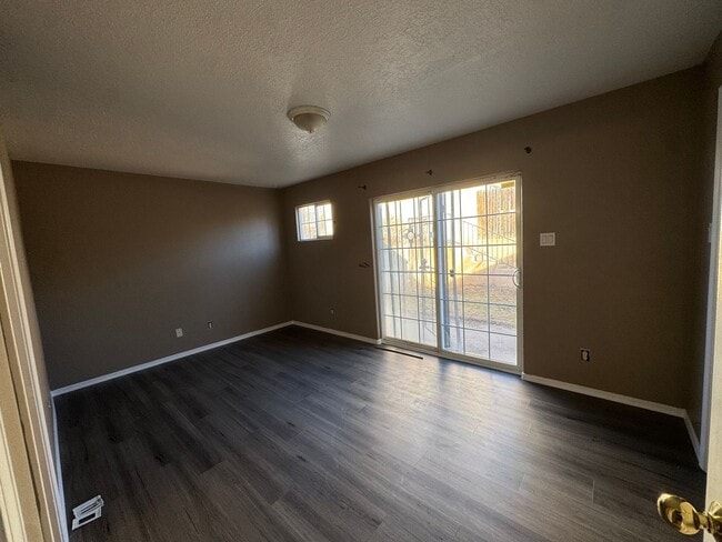 Building Photo - Prime Location University Townhome!