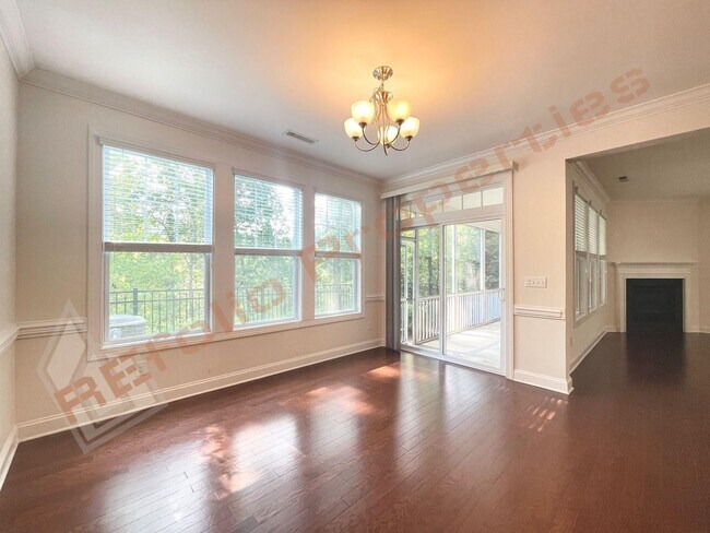 Building Photo - Beautiful 5 Bedroom End Unit Townhouse wit...