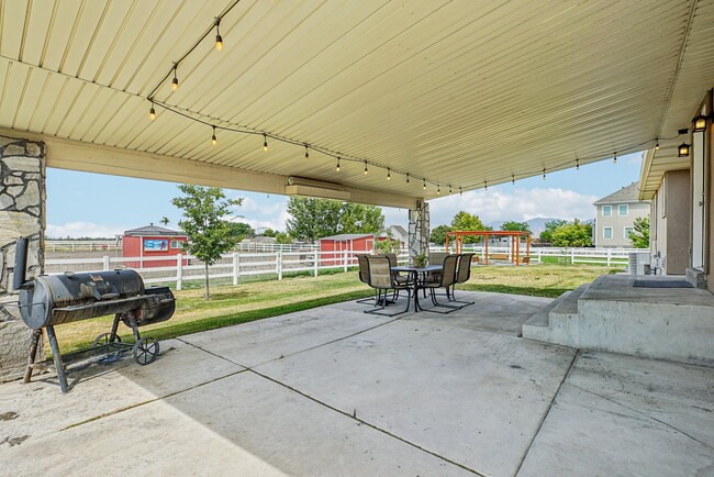 Building Photo - 340 W Wrathall Ln