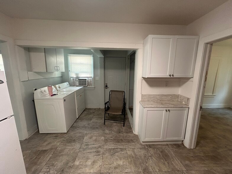 Laundry - 1307 N Lewis Pl