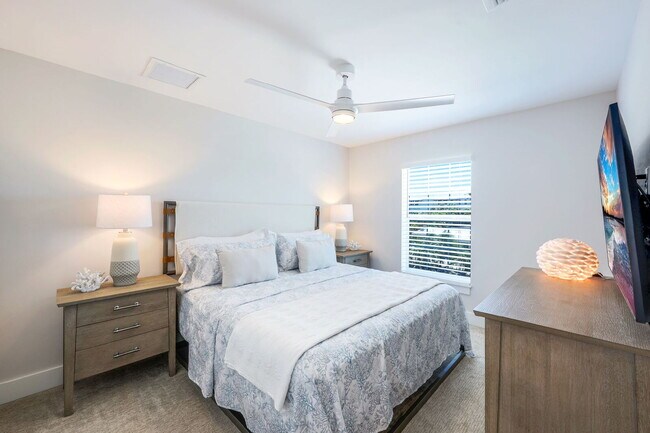 Building Photo - Relaxation & Recreation Await in This Napl...