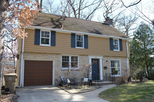 Building Photo - 4145 Hiawatha Dr