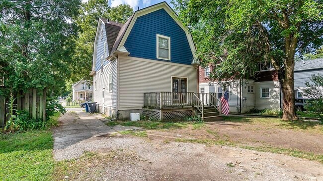 Building Photo - 823 Dewey Ave