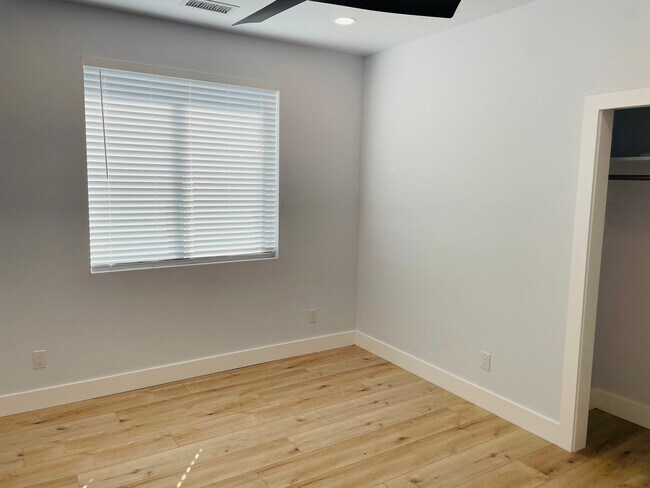 Building Photo - 17 N Alamos Dr
