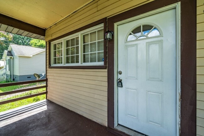 Building Photo - Now Available! Newly Renovated 4-Bedroom H...