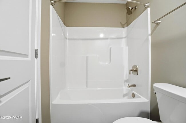 Building Photo - 2882 Lake Cir Dr