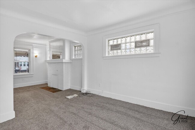 Building Photo - $1300 3 bedrooms