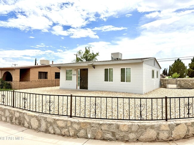 Primary Photo - 805 Santa Barbara Dr