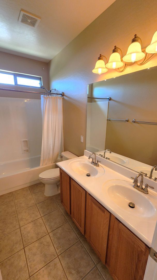 Building Photo - 4 Bedroom Home in the Sun Grooves Communit...
