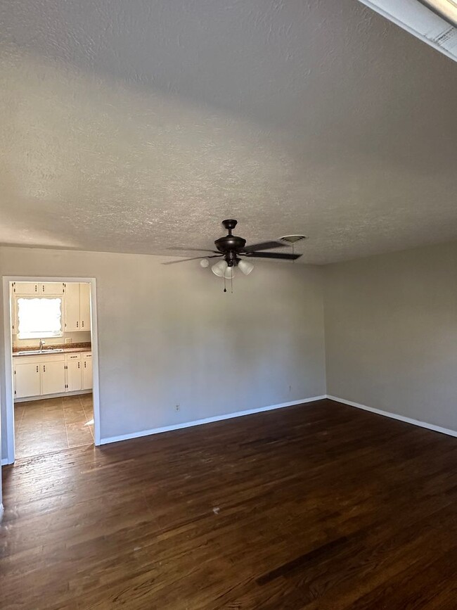 Building Photo - This 3 bedroom, 1.5 bathrooms house sits o...