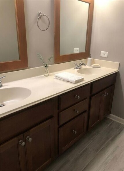 Building Photo - 6295 Shelburne Park Ln