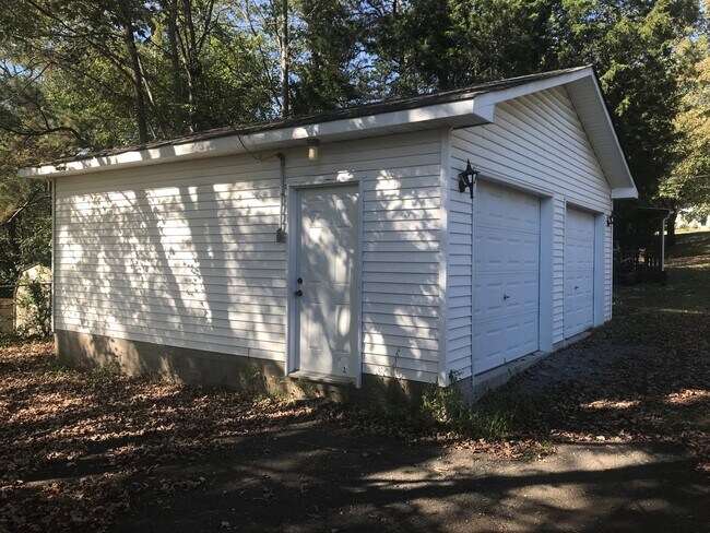 Building Photo - 3 Bedroom Pet Friendly Home For Rent!