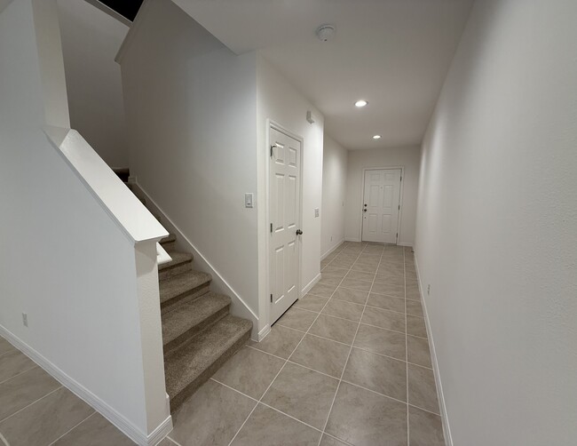 Building Photo - 215 Glass Onion Dr