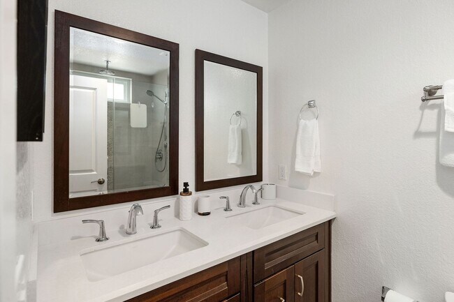 Building Photo - Beachside Retreat – Steps to the Sand in Hermosa Beach!