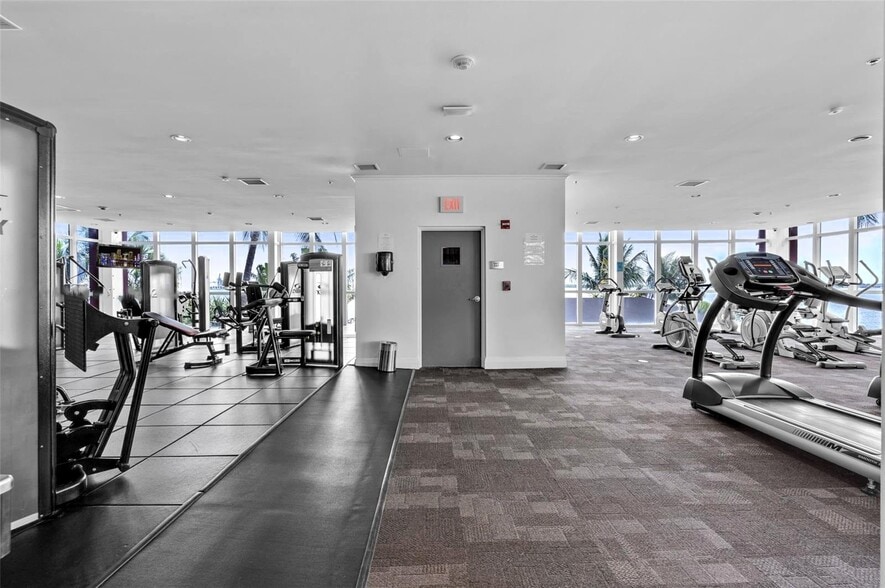 Building Photo - 1155 Brickell Bay Dr