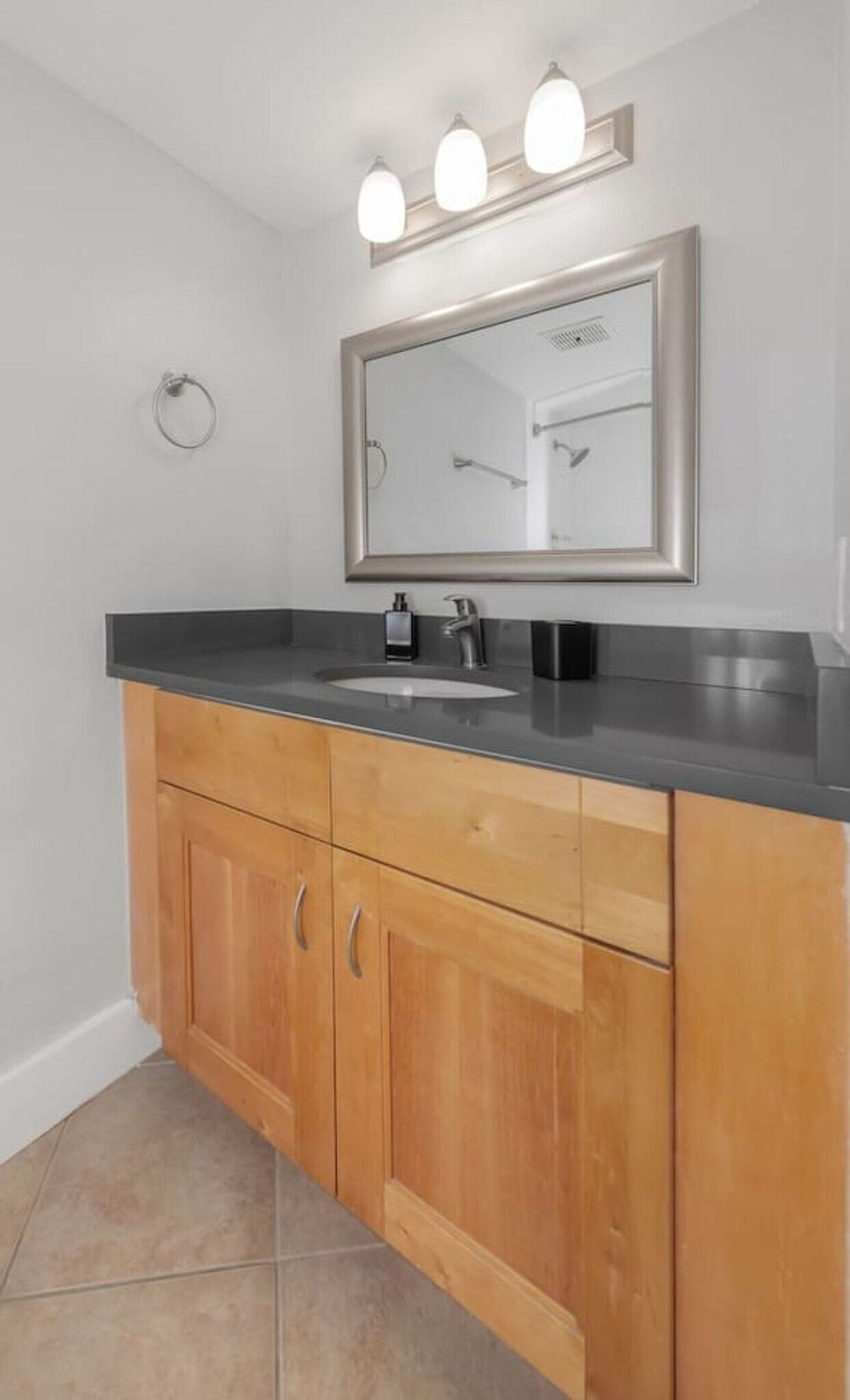 Building Photo - 4307 W Kennedy Blvd