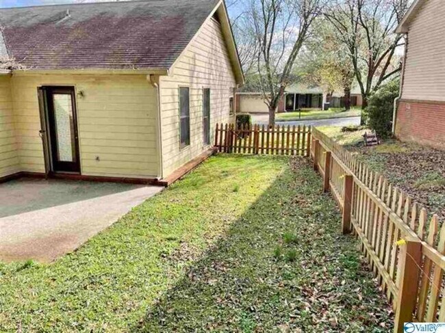 Building Photo - 158 Hollington Dr NE