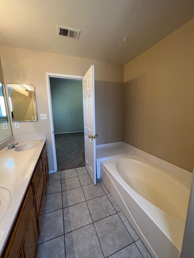 Building Photo - 2902 Tar Springs Ave